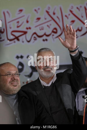 La ville de Gaza, la bande de Gaza. 06Th Feb 2018. Le président du bureau politique du mouvement islamiste palestinien Hamas, Ismail Haniyeh (R), les vagues de supporters lors d'une manifestation contre la décision des Etats-Unis de sa désignation comme un terroriste, dans la ville de Gaza, bande de Gaza, 01 février 2018. Credit : Wissam Nassar/dpa/Alamy Live News Banque D'Images