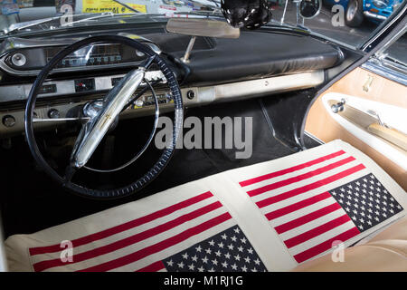 Torino, Italie. 1er février, 2018. Vue de l'intérieur et un tableau de bord d'une Plymouth Fury de 1960 sur l'exposition au salon de l'automobile historique. Crédit : Marco Destefanis/Alamy Live News Banque D'Images