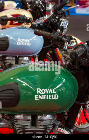 Torino, Italie. 1er février, 2018. Les réservoirs de carburant des motos Royal Enfield Crédit : Marco Destefanis/Alamy Live News Banque D'Images