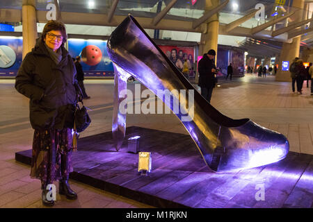 Greenwich, London, UK, 1er févr. 2018. L'artiste, Kalliopi Lemos, pose avec son travail. Premier placement public d'un groupe de sculptures, Bra, Talon et Corset par artiste reconnu, Kalliopi Lemos, qui est présent pour l'aperçu, à Peninsula Square à Greenwich. Le célèbre oeuvres font partie d'une série de "Outils d'affection', les trois œuvres sont exposées ensemble pour la première fois à partir du 1er février, sur la route principale pour l'O2, et est présenté par galerie. Credit : Imageplotter News et Sports/Alamy Live News Banque D'Images