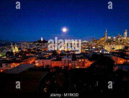 San Francisco, Californie, USA. 30Th Jan, 2018. L'SuperMoon se lève sur l'quartier financier de la ville de San Francisco. Sept heures après l'apparition de l'SuperMoon, une éclipse de lune s'est produite. Cela a marqué un très rare en-tête double astronomique en une seule soirée, pour San Francisco junkies, les principaux monuments : (de gauche à droite) l'église à Washington Square, la Coit Tower, le nouvel espace de la baie, le pont TransAmerica building, le nouveau tour de force de vente. Cette photo a été prise depuis le haut de Russian Hill. Crédit : Jim Sucre/ZUMA/ZUMAPRESS.com/Alamy fil Live News Banque D'Images