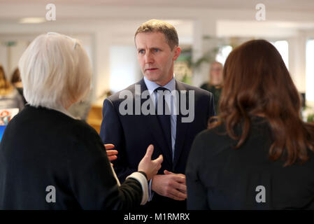 Secrétaire de la Justice Michael Matheson lors d'une visite au siège social de Scottish Women's Aid in Paris, qui a été donné un supplément de 165 000 &pound;de financement, comme Holyrood devrait adopter une nouvelle loi sur la violence domestique. Banque D'Images