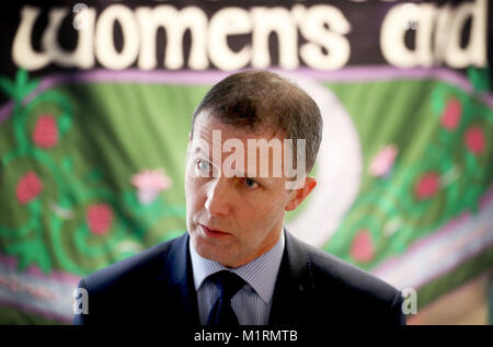 Le secrétaire à la Justice Michael Matheson lors d'une visite au siège social de Scottish Women's Aid à Édimbourg, qui a reçu un financement supplémentaire de 165,000 livres sterling, car Holyrood devrait adopter une nouvelle loi sur les abus domestiques. Banque D'Images