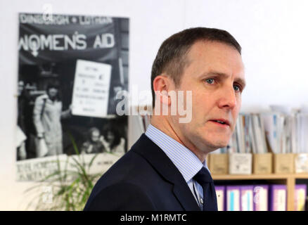 Secrétaire de la Justice Michael Matheson lors d'une visite au siège social de Scottish Women's Aid in Paris, qui a été donné un supplément de 165 000 &pound;de financement, comme Holyrood devrait adopter une nouvelle loi sur la violence domestique. Banque D'Images
