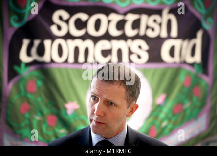 Le secrétaire à la Justice Michael Matheson lors d'une visite au siège social de Scottish Women's Aid à Édimbourg, qui a reçu un financement supplémentaire de 165,000 livres sterling, car Holyrood devrait adopter une nouvelle loi sur les abus domestiques. Banque D'Images