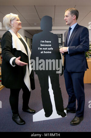 Secrétaire de la Justice Michael Matheson parle avec Marsha Scott, chef de la direction de Scottish Women's Aid, lors d'une visite à leur siège social à Édimbourg, qui a été donné un supplément de 165 000 &pound;de financement, comme Holyrood devrait adopter une nouvelle loi sur la violence domestique. Banque D'Images