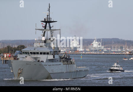 La Marine royale patrouilleur de classe River Mersey HMS quitte le port de Portsmouth qu'elle dirige sur la mer. Banque D'Images