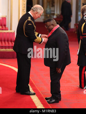 M. Isaac Julien à partir de Londres est fait un CBE (Commandeur de l'ordre de l'Empire britannique) par le Prince de Galles, au cours d'une cérémonie à Buckingham Palace, Londres. Banque D'Images