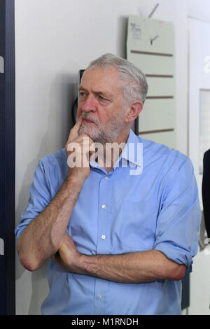 Leader du travail Jeremy Corbyn, lors d'une visite à l'Hôpital Universitaire de Milton Keynes. Banque D'Images