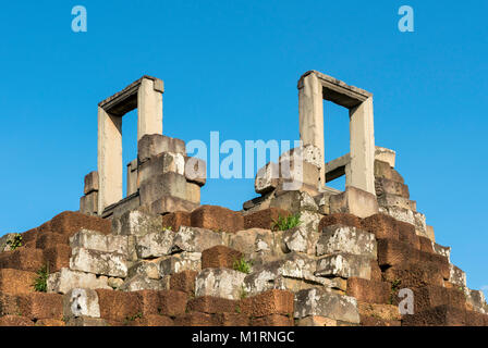 Pyramide du Baphuon, temple Angkor Thom, au Cambodge Banque D'Images