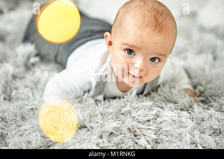 Bébé garçon allongé sur le ventre Banque D'Images