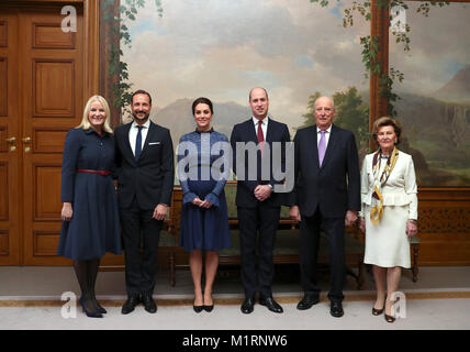 (De gauche à droite) la princesse héritière Mette-Marit, le Prince héritier Haakon, le duc et la duchesse de Cambridge, le roi Harald et la reine Sonja de Norvège en avant d'un déjeuner au Palais Royal d'Oslo, Norvège. Banque D'Images