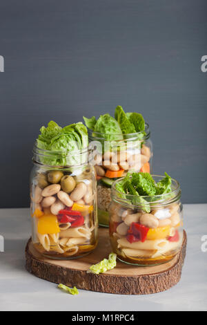 Salade de pâtes et de couscous végétalien dans des pots Mason avec haricots Légumes Banque D'Images