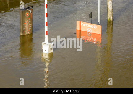 Paris, France - 26 janvier 2018 : Le parking de la "Bateaux parisiens" la compagnie de bateau navette touristique est couvert par l'eau des crues de l'enflure Banque D'Images