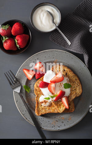 French toasts avec du yaourt et des fraises pour le petit déjeuner Banque D'Images