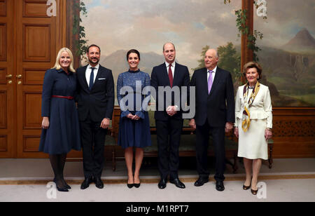 (De gauche à droite) la princesse héritière Mette-Marit, le Prince héritier Haakon, le duc et la duchesse de Cambridge, le roi Harald et la reine Sonja de Norvège en avant d'un déjeuner au Palais Royal d'Oslo, Norvège. Banque D'Images