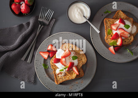 French toasts avec du yaourt et des fraises pour le petit déjeuner Banque D'Images