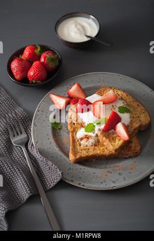 French toasts avec du yaourt et des fraises pour le petit déjeuner Banque D'Images