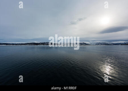 La Norvège. Le littoral norvégien et fjord sous ciel nuageux. Banque D'Images