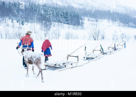 Skibotn, la Norvège. Couple Sami pendant le tournage. Banque D'Images