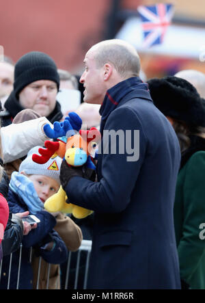 Le duc de Cambridge répond aux membres du public pendant qu'il marche du Palais Royal de Stockholm pour le Musée Nobel, le premier jour de sa visite avec la duchesse de Cambridge à la Suède. Banque D'Images