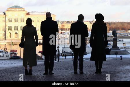Le duc et la duchesse de Cambridge, accompagné par la Princesse Victoria (à gauche) et le Prince Daniel de Suède (deuxième à droite), à pied du Palais Royal de Stockholm pour le Musée Nobel le premier jour de leur visite en Suède. Banque D'Images