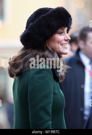 La duchesse de Cambridge répond aux membres du public qu'elle marche du Palais Royal de Stockholm pour le Musée Nobel, le premier jour de sa visite avec le duc de Cambridge à la Suède. Banque D'Images