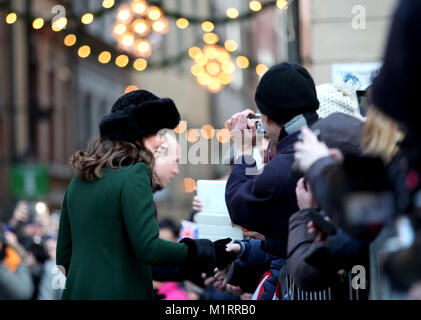 La duchesse de Cambridge répond aux membres du public qu'elle marche du Palais Royal de Stockholm pour le Musée Nobel, le premier jour de sa visite avec le duc de Cambridge à la Suède. Banque D'Images