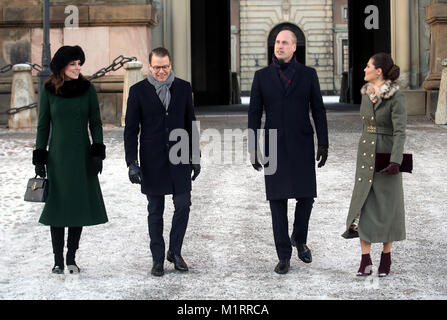 Le duc et la duchesse de Cambridge, accompagné par la Princesse Victoria (à droite) et le Prince Daniel de Suède (deuxième à gauche), à pied du Palais Royal de Stockholm pour le Musée Nobel le premier jour de leur visite en Suède. Banque D'Images