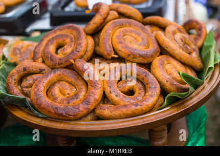 La nourriture thaï rue Aua (Notrhern Sai Thai saucisse épicée) Banque D'Images