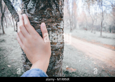 La femme tronc d'arbre, toucher ton hipster Banque D'Images