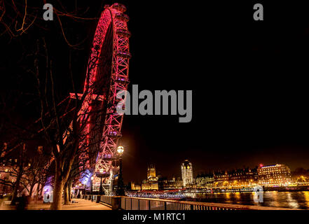 London Eye (Grande roue illuminée la nuit à Londres, Royaume-Uni Banque D'Images
