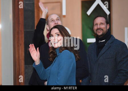 Le duc et la duchesse de Cambridge et le Prince héritier Haakon (droite) Sourire et saluer à la foule d'attente lorsqu'ils arrivent sur les entrepreneurs et les entreprises en démarrage à l'événement, un espace de coworking maille à Oslo, au cours de leur visite en Norvège. Banque D'Images