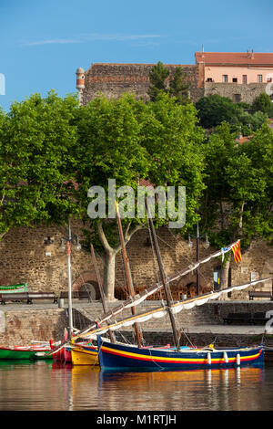 Voiliers colorés dans le petit port de Collioure, Occitanie, France Banque D'Images