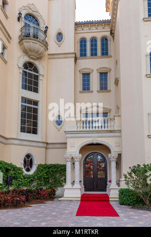 L'avant du front de mer riches typique residence Naples, Florida, USA Banque D'Images