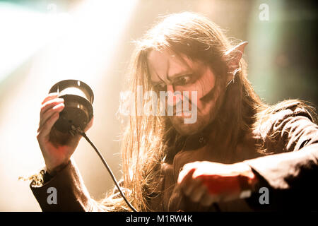 Le groupe de folk metal finlandais Finntroll effectue un concert live au festival de heavy metal 2015 Blastfest à Bergen. Ici le chanteur Mathias 'Vreth" Lillmåns est vu sur scène. La Norvège 21/02 2015. Banque D'Images