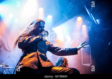 Le groupe de folk metal finlandais Finntroll effectue un concert live au festival de heavy metal 2015 Blastfest à Bergen. Ici le chanteur Mathias 'Vreth" Lillmåns est vu sur scène. La Norvège 21/02 2015. Banque D'Images