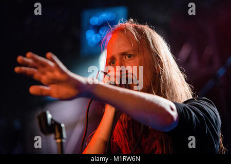 La Norvège, Bergen - Octobre 06, 2017. Le groupe de black metal norvégien Fleshmeadow effectue un concert live à Det Akademiske Kvarter à Bergen. Ici le chanteur Fabian d'admission est vu sur scène. (Photo crédit : Gonzales Photo - Jarle H. MEO). Banque D'Images