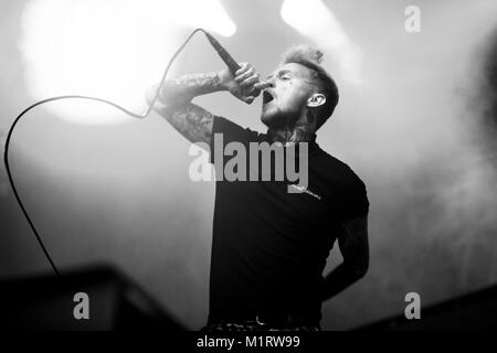 La Norvège, Bergen - 18 août, 2017. Le groupe punk Anglais Frank Carter et les crotales effectuer un concert live à Bastionen à Bergen. Ici Frank Carter est vu sur scène. Banque D'Images