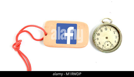 Image d'une plaque d'argile et de l'horloge vintage avec logo de Facebook Banque D'Images