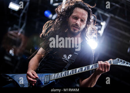 Le groupe de death metal français Gojira effectue un concert live à Koengen de Bergen. Ici le guitariste Christian Andreu est vu sur scène. La Norvège, 19/06 2011. Banque D'Images