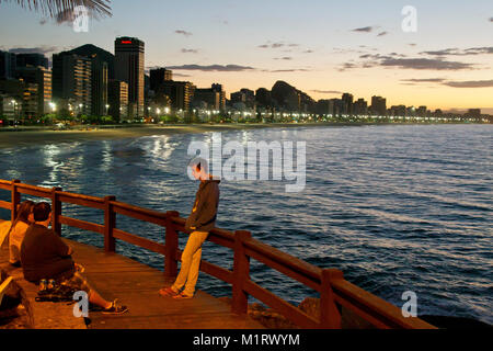 Les personnes bénéficiant de tôt le matin à Av. La plage de Leblon Niemayer avec vue sur l'arrière-plan , Rio de Janeiro, Brésil Banque D'Images