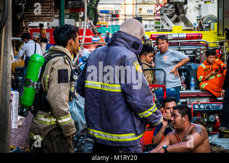 Thaïlande Bangkok - 29 janvier 2018 : Les pompiers se préparent à travailler,l'incendie de l'Sampheng market. Banque D'Images