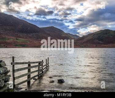 Belle scène suite à la magnifique Lake District, Buttermere est un magnifique lieu de détente tranquille pour s'asseoir et réfléchir sur la journée. Banque D'Images