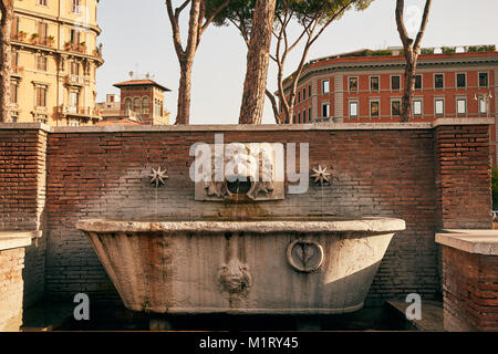 Une fontaine d'eau potable sous la forme d'une baignoire et d'une tête humaine à Rome, Italie sur une journée d'été Banque D'Images