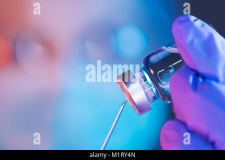 Médecin l'élaboration de solution à partir de bouteille et de remplissage seringue de vaccin pour l'injection de vaccination des patients en clinique médicale, santé et médecine profes Banque D'Images