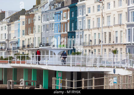 Une rangée de maisons victoriennes colorées sur le front de mer de Hastings, East Sussex, UK Banque D'Images