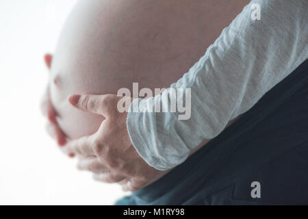 Le ventre de la femme enceinte, personne de sexe féminin dans le neuvième mois de grossesse posant Banque D'Images