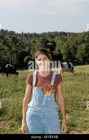 Portrait d'une femme agricultrice avec quelques vaches Banque D'Images