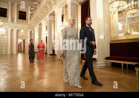La princesse Mette Marit de Norvège et le Prince héritier Haakon de Norvège à pied dans le dîner au Palais Royal sur la troisième journée de la visite royale par le duc et la duchesse de Cambridge à la Scandinavie. Banque D'Images